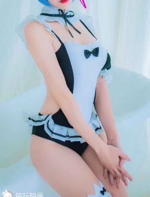 一个美女坐在大石头上打一成语_1080高清在线